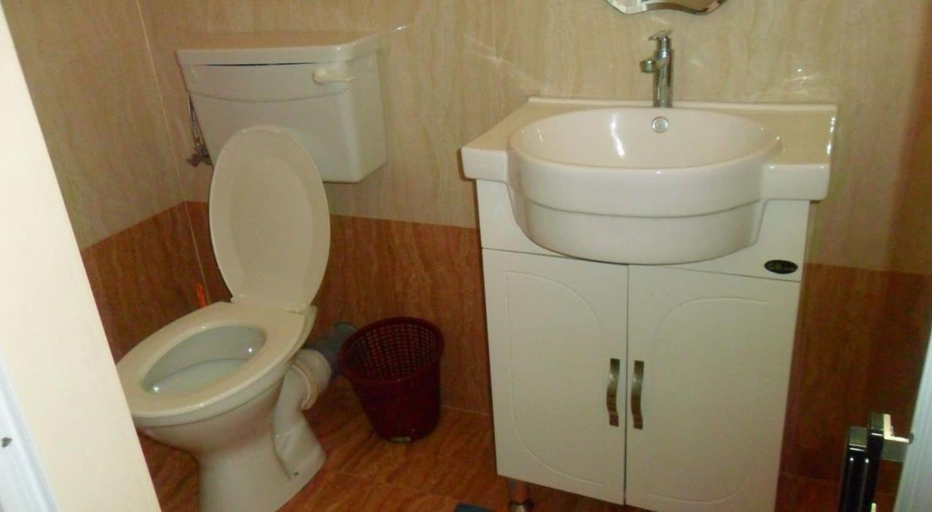 Bathroom 4, Les Lilas