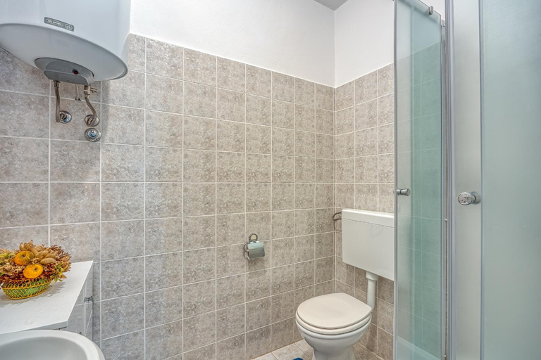 Bathroom 2, Marija Stinjan, Pula