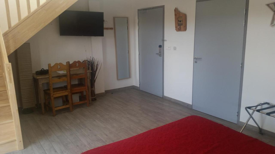 Bedroom 3, Logis Hotel Le Yeti, Jura