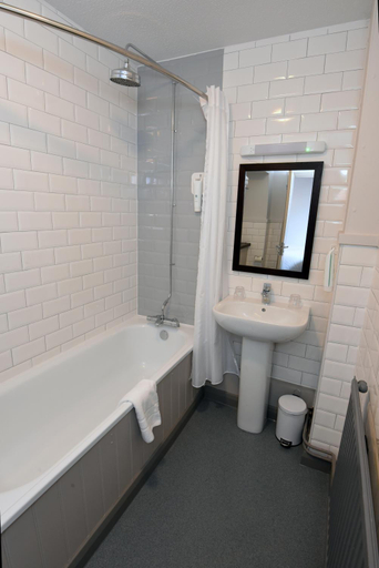 Bathroom, Oaklands by Greene King Inns, Cheshire West and Chester