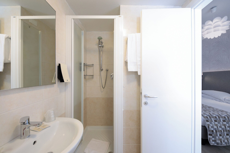 Bathroom 4, Hotel Derby, Venezia