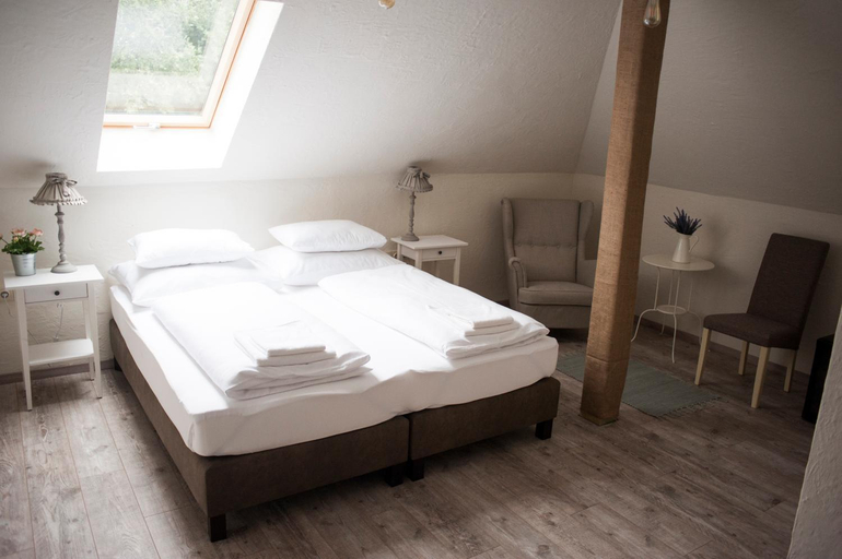 Others 2, Pajta Apartman es Vendeghaz, Tata