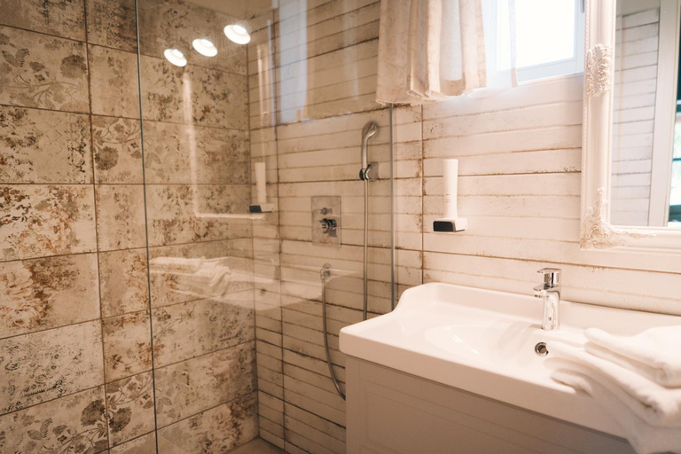 Others 5, Pajta Apartman es Vendeghaz, Tata