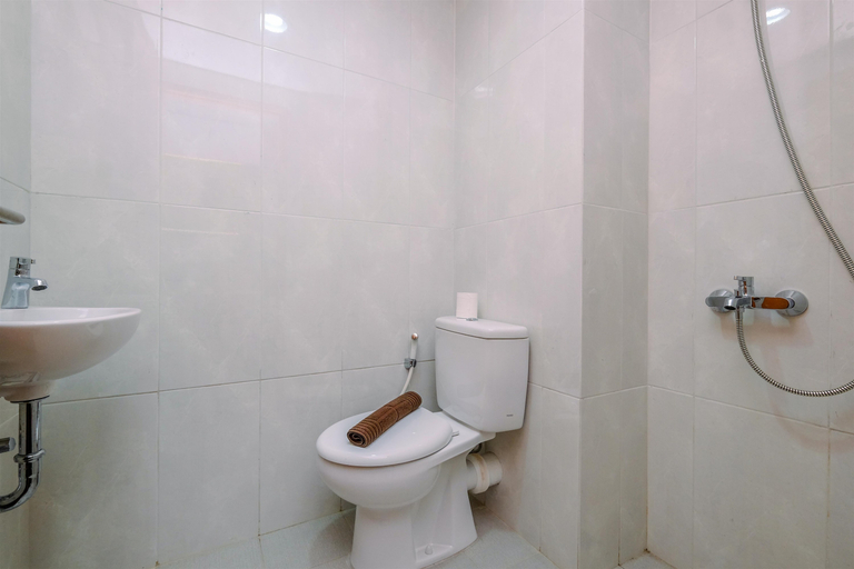 Bathroom 5, Comfy Studio at Evenciio Margonda Apartment By Travelio, Depok