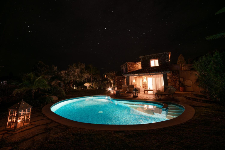 Others 4, Villa Bougainvillea con piscina e giardino privato a pochi passi dal mare, Cagliari