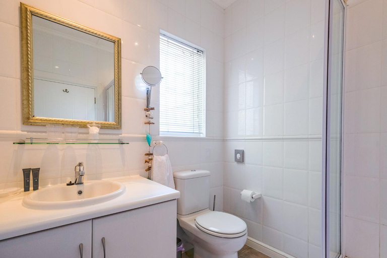 Bathroom 5, Oude Berg Guesthouse - 10 Caledon Street, Eden