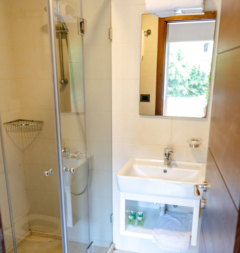Bathroom 4, Britannia Suites, Beirut