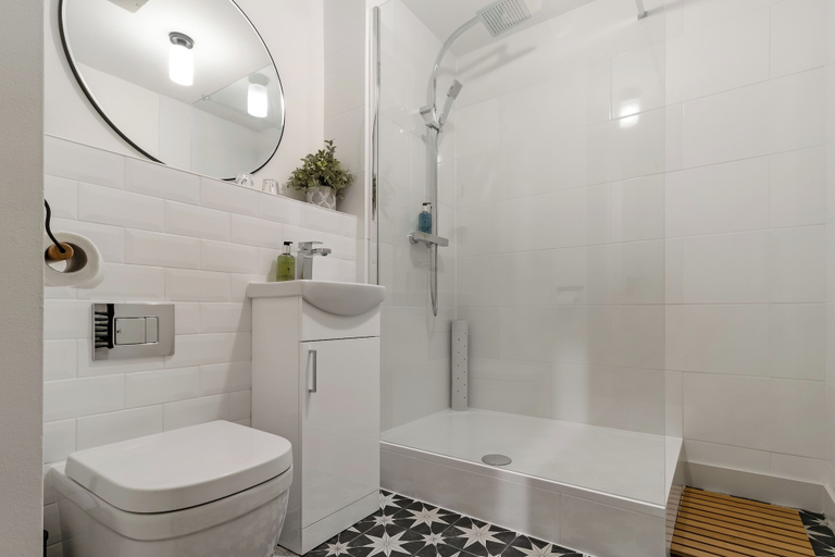 Bathroom 2, Central 1BD Free Underground Parking, Gloucestershire