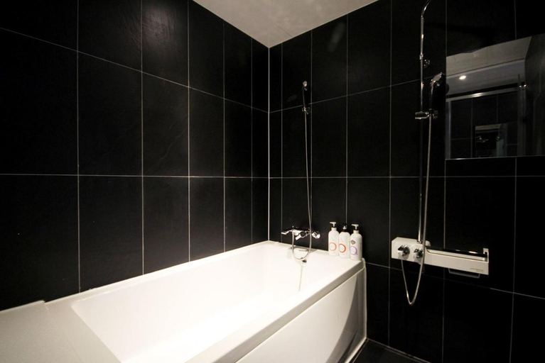 Bathroom 4, Pandora Hotel, Jung