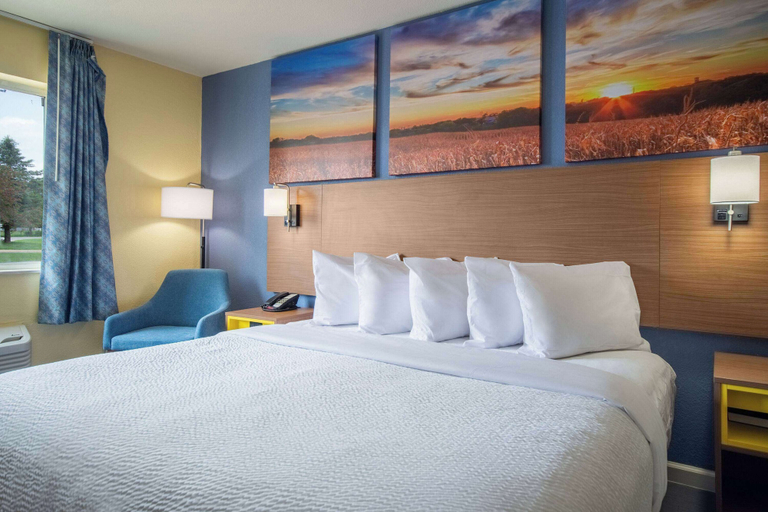 Bedroom 3, Days Inn by Wyndham Evansdale Waterloo, Black Hawk