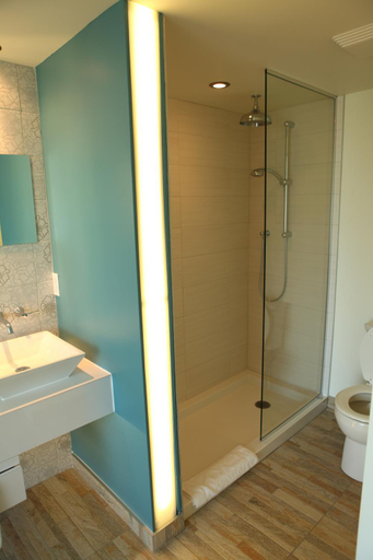 Shower, Motel Chute des Peres, Maria-Chapdelaine