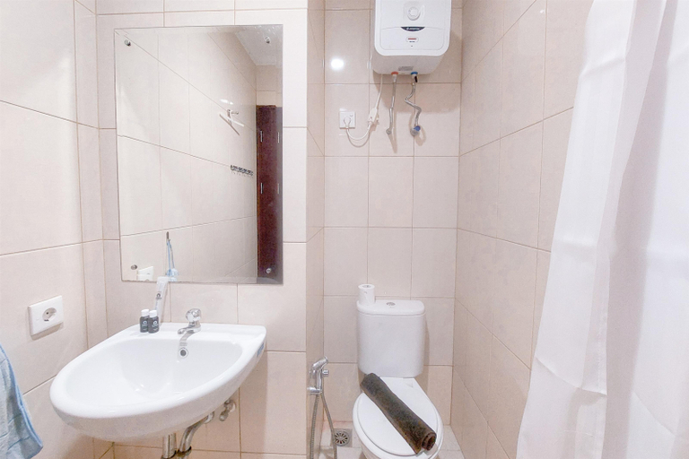 Bathroom 5, Good Place and Homey 3BR at Asatti Apartment By Travelio, Tangerang Selatan