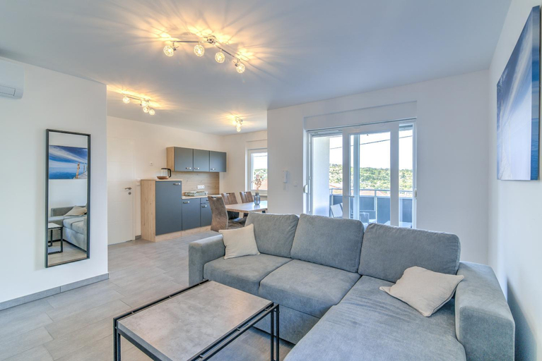 Others 3, Damar Apartmani, Senj