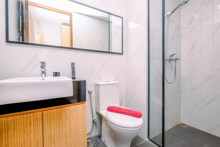 Bathroom 3, Nice Studio Apartment at Ciputra World 2 By Travelio, South Jakarta