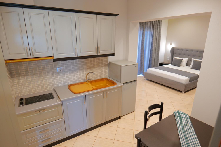 Others 5, Villa Reshat Caca, Sarandës