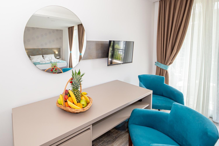 Others 4, B&B Amfora
