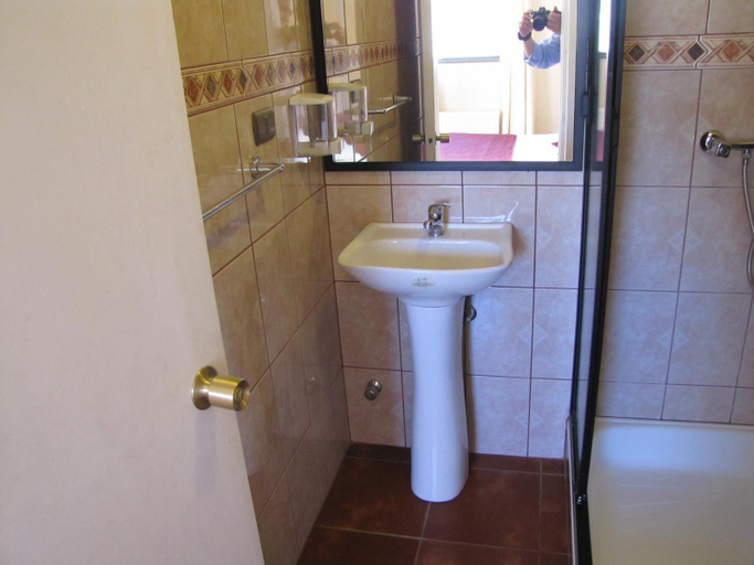 Bathroom 3, Hostal Antumulen, Cardenal Caro