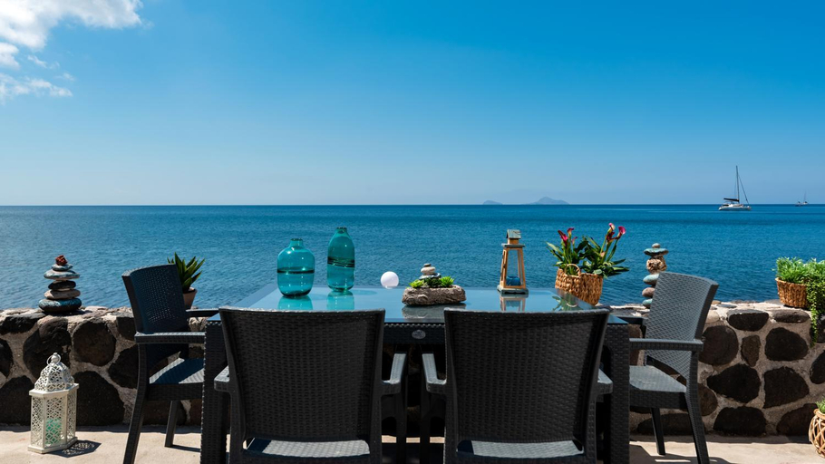Food & Drinks 5, Serenity Blue (Cave house), South Aegean