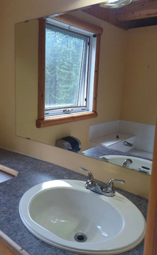 Bathroom 4, Rustic Beaverfoot Lodge Executive Cabin, Columbia-Shuswap
