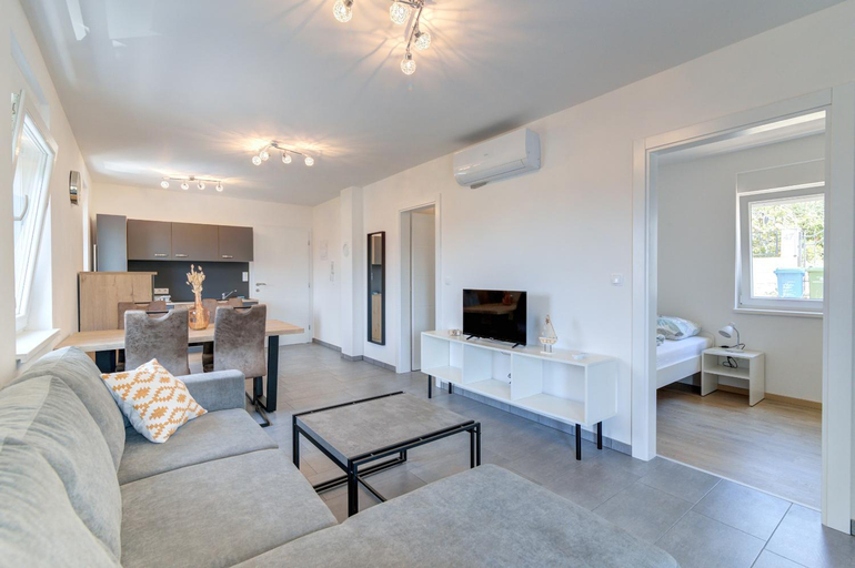 Others 5, Damar Apartmani, Senj