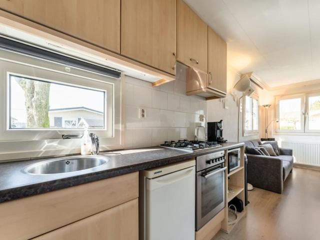Kitchen 5, Abija, Putten