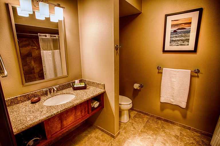 Bathroom, Lucky 7 Casino & Hotel (Howonquet Lodge), Del Norte