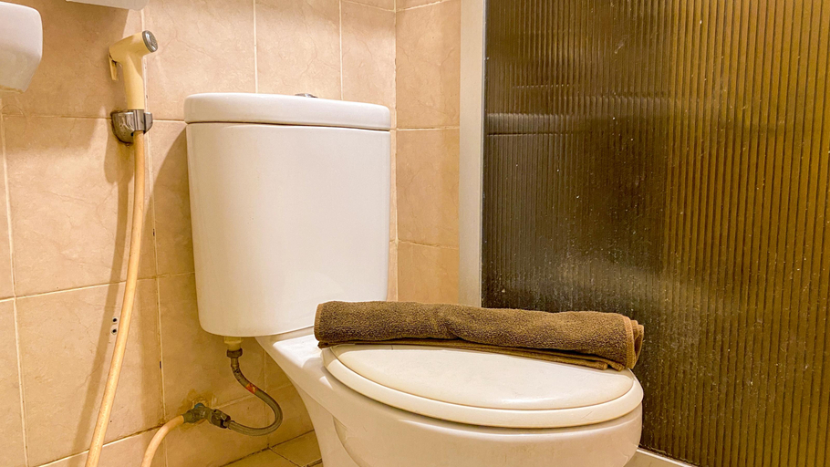 Bathroom 5, Spacious and Homey 3BR at Green Bay Pluit Apartment By Travelio, Jakarta Utara