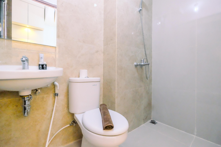 Bathroom 5, Comfy and Elegant Studio Transpark Cibubur Apartment By Travelio, Depok