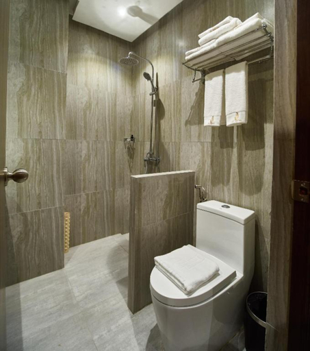 Bathroom 4, J7 Plaza Hotel, Iloilo City