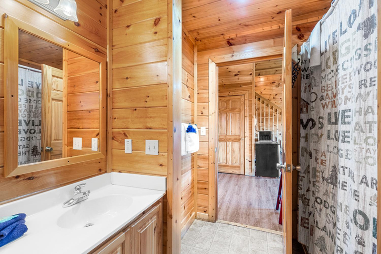 Bathroom 3, A Higher Calling, Spacious Smoky Mountain Getaway Perfect for Families & Groups, Sevier