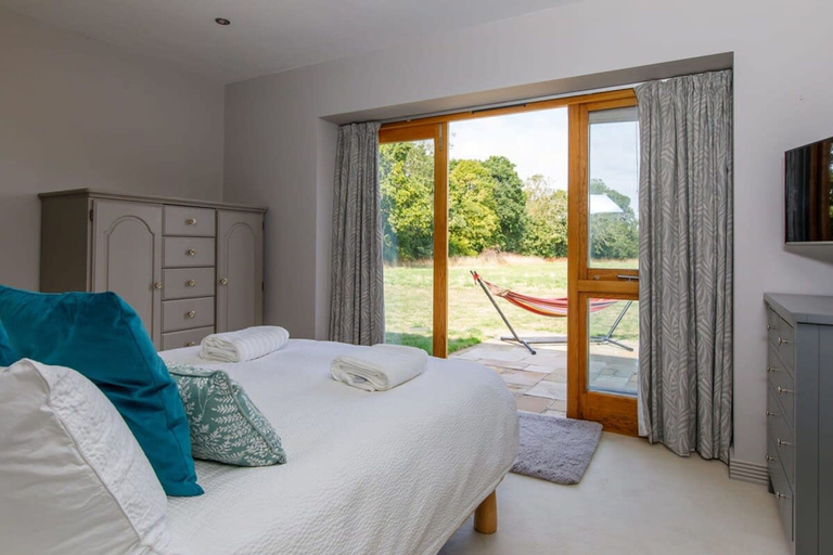 Others 4, Secluded Barn Style Home With hot tub - Sleeps 12, West Sussex