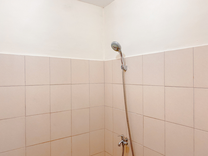 Bathroom 5, Modern Look and Comfy Studio Tifolia Apartment By Travelio, Jakarta Timur