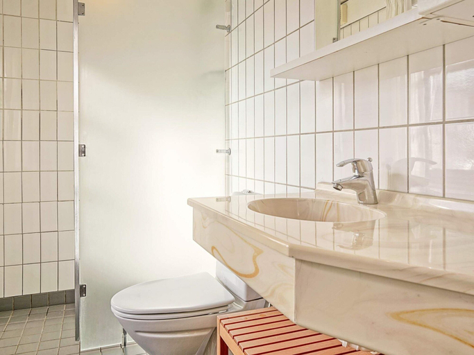 Bathroom 4, 5 Person Holiday Home on a Holiday Park in Gudhjem, Bornholm