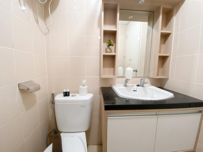Bathroom 5, Strategic 2BR Apartment with Pool View at Parahyangan Residence By Travelio, Bandung