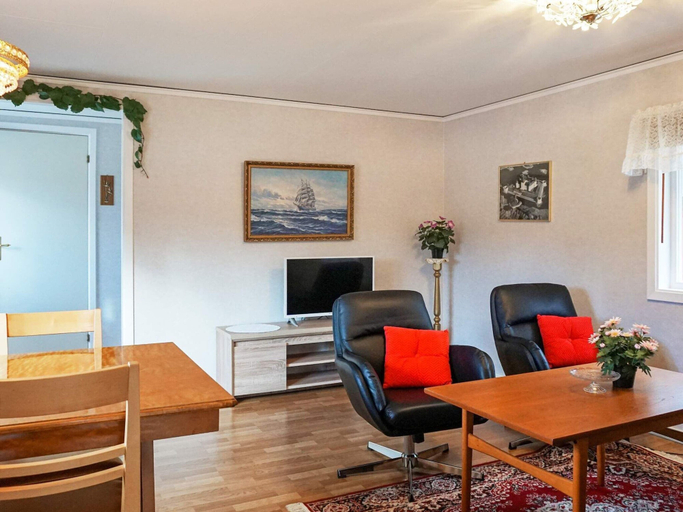 Dining 5, 4 Person Holiday Home in Byxelkrok, Borgholm