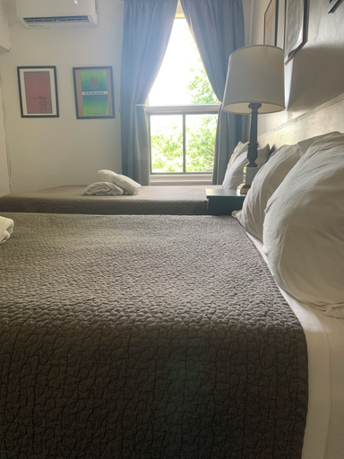 Bedroom 3, Pensione Popolo, Montréal