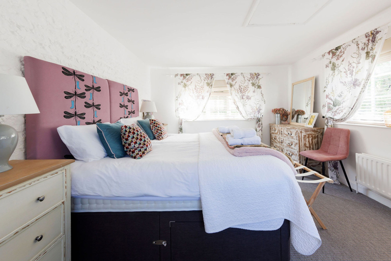 Bedroom 2, Enchanting 4BD Cottage Lodge Nr Eartham Wood, West Sussex