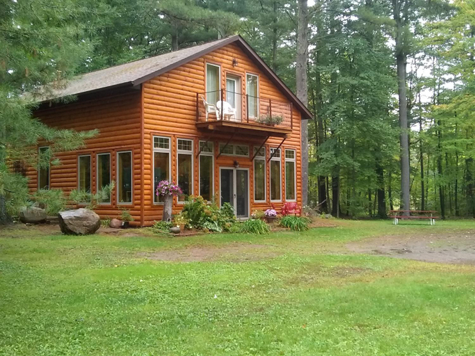 Others 2, Bed and breakfast suite at the Wooded Retreat, Pine