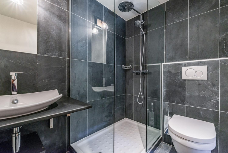 Bathroom, Alpine Vibes Guest Chalet - Spa - Sauna - Premium Location, Haute-Savoie