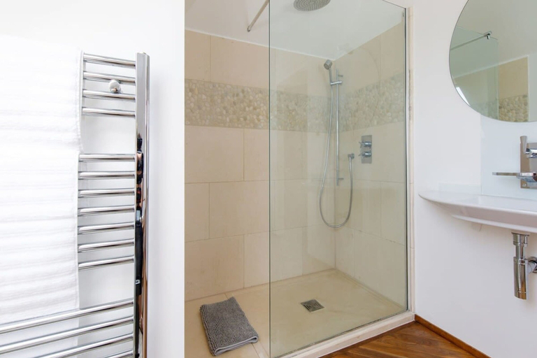 Others 5, Secluded Barn Style Home With hot tub - Sleeps 12, West Sussex
