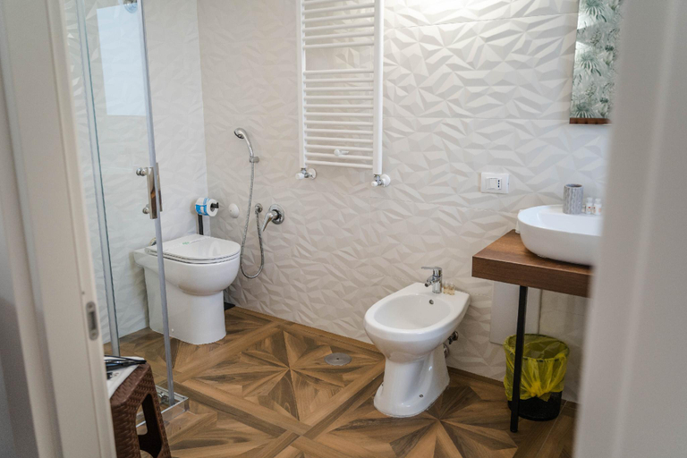Bathroom 4, Kairos Hotel, Napoli