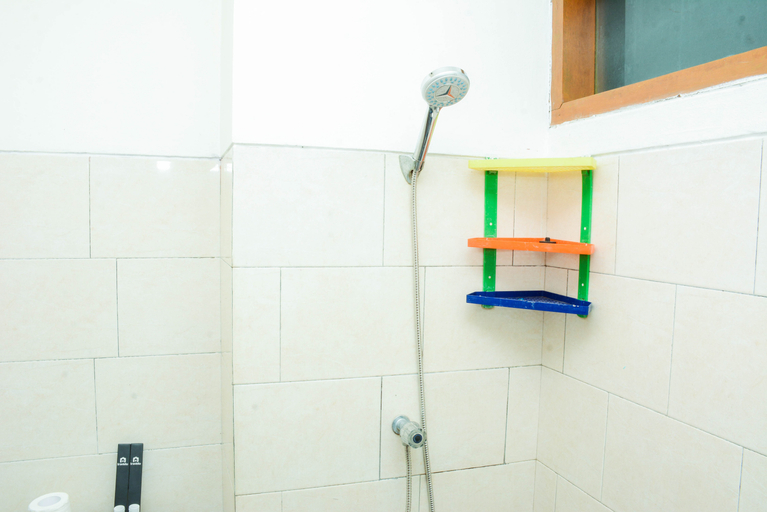 Bathroom 5, Homey Studio Apartment at Margonda Residence 1 By Travelio, Depok