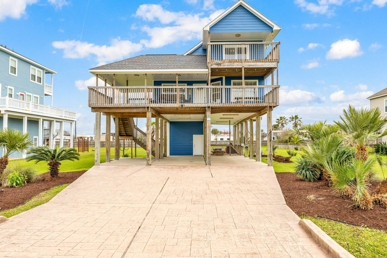 Room 4, Backyard Oasis Hot Tub and 2 Shaded Decks, Galveston