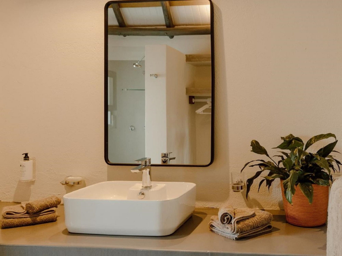 Bathroom 3, Leopard's Bend Bush Lodge, Mopani