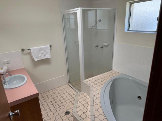 Bathroom 3, City Centre Motel Kempsey, Kempsey