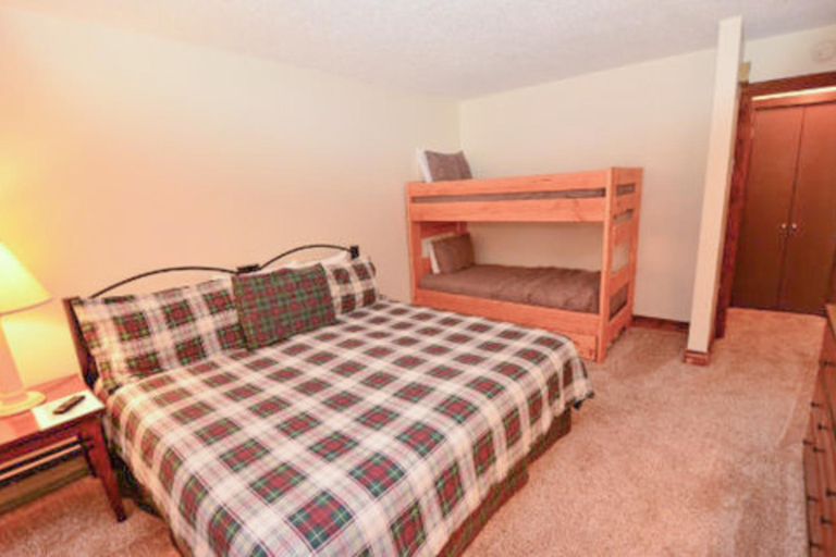 Bedroom, Anaconda 101, Summit