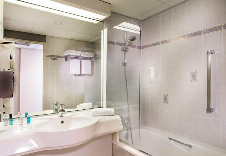 Bathroom 5, Hôtel Le Paddock, Nièvre