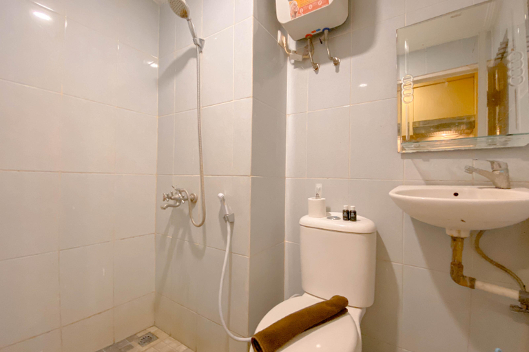Bathroom 5, Stylish Studio Apartment at Grand Asia Afrika By Travelio, Bandung