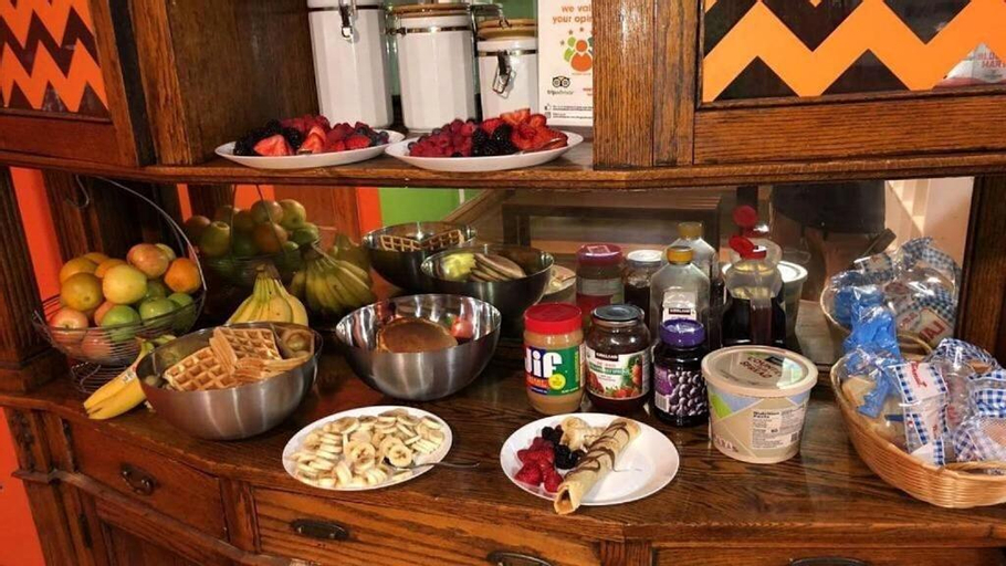 Food & Drinks 3, Wrigley Hostel - Adults Only, Cook