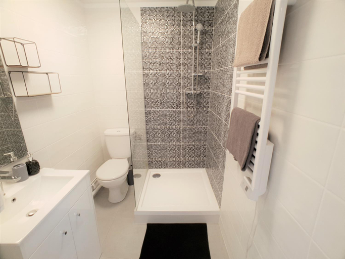 Bathroom 12